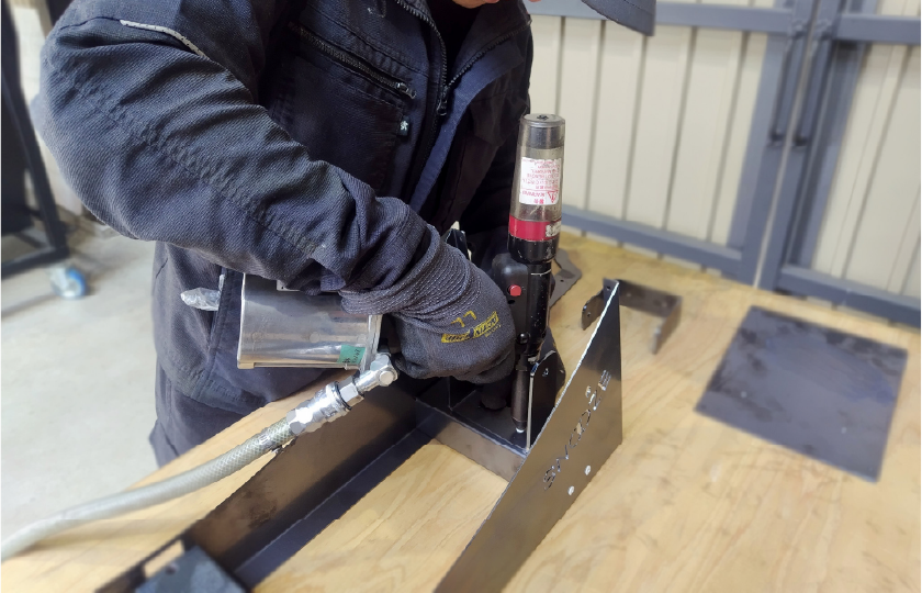 工場で鉄製ベースを加工している様子